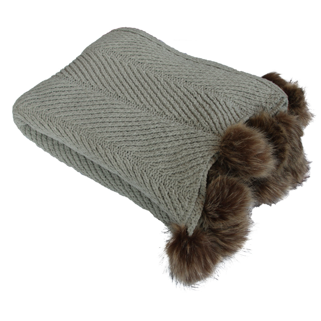 Jeté 45 x 75 po en tissu gris avec pompons de fourrure - Mika