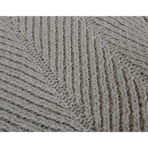 Jeté 45 x 75 po en tissu gris avec pompons de fourrure - Mika