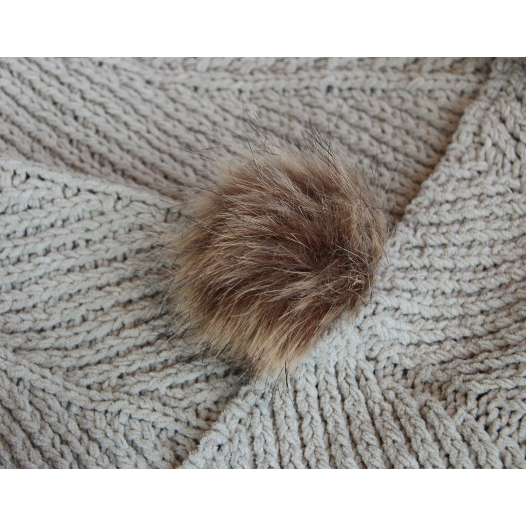 Jeté 45 x 75 po en tissu gris avec pompons de fourrure - Mika