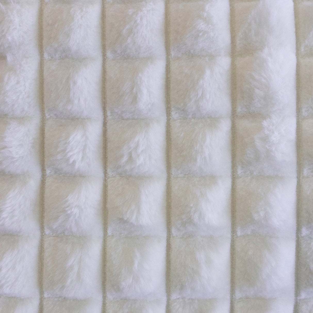 Coussin 20 x 20 po en fausse fourrure - Santi