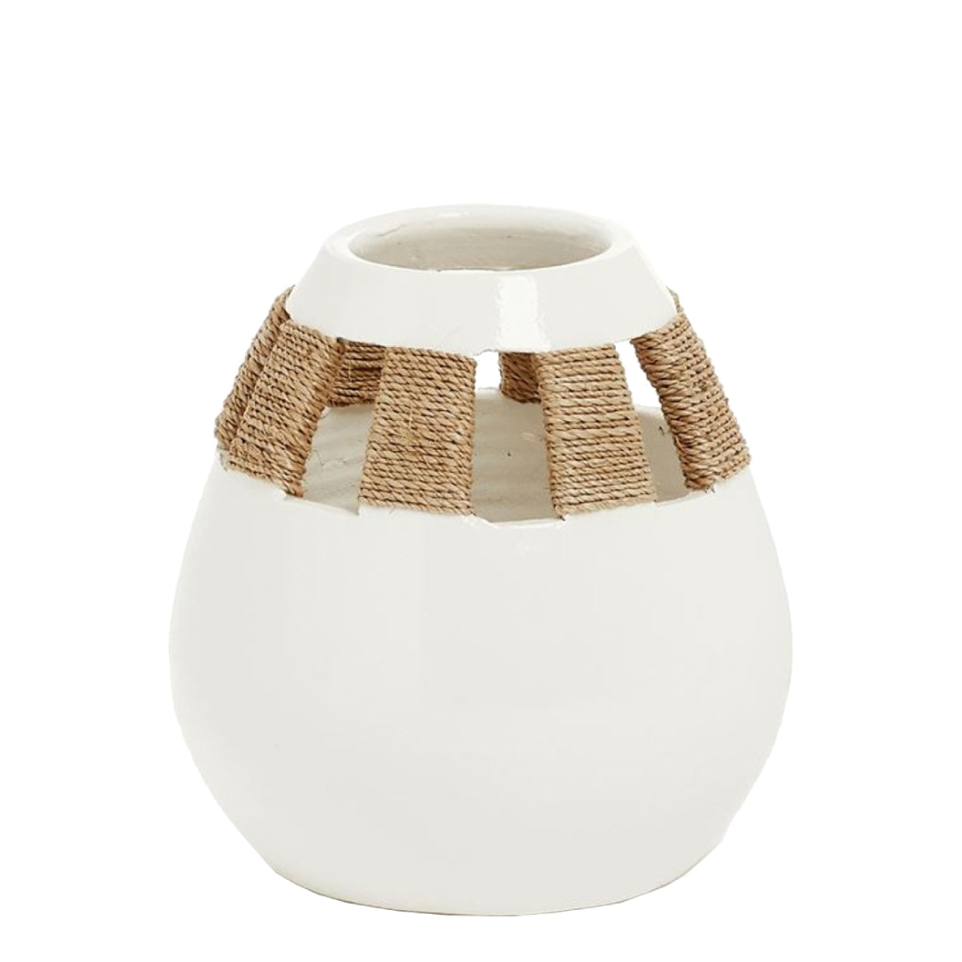 Vase en céramique blanche entouré de jonc de mer