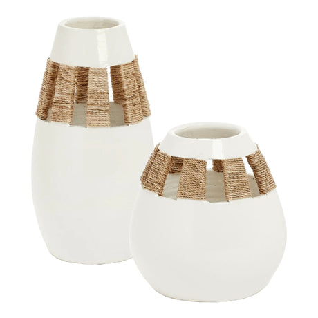 Petit vase en céramique blanche entouré de jonc de mer