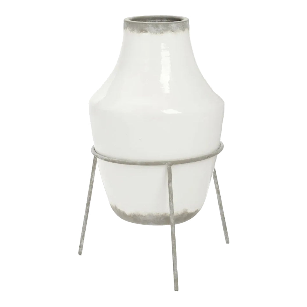 Vase en céramique blanche avec un support métallique