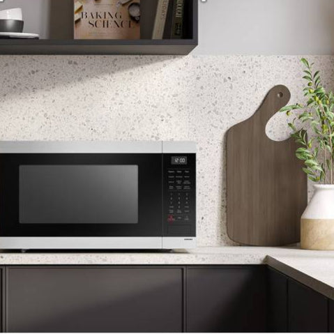 Micro-ondes de comptoir avec cuisson par capteur 1,9 pi³ 24 po noir mat