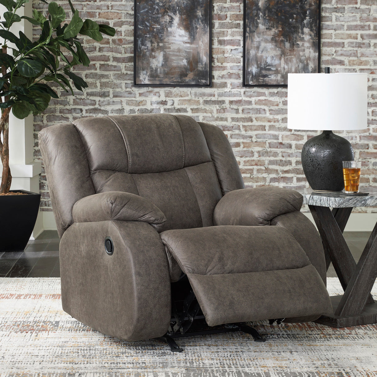 Fauteuil berçant et inclinable aspect cuir brun - First Base