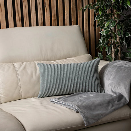 Coussin 12 x 20 po en velours côtelé - Shara