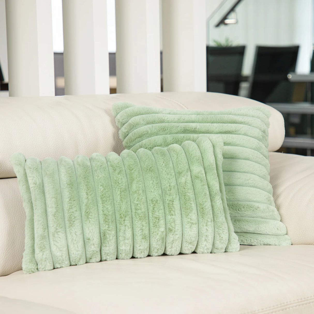Coussin 12 x 20 po en fausse fourrure - Raya