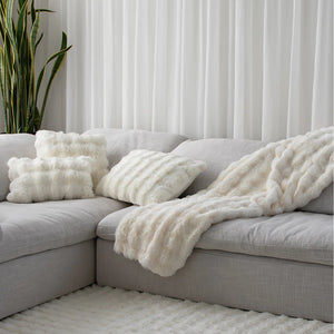 Coussin 18 x 18 po en fausse fourrure - Nuage