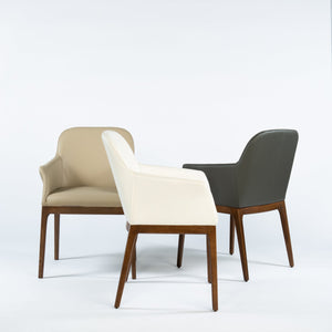 Chaise de salle à manger capitaine rembourrée en cuir et bois de chêne de couleur noyer - Ann