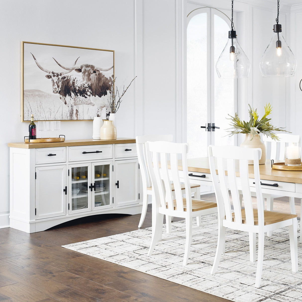 Buffet en bois blanc avec 4 portes et 3 tiroirs - Ashbryn