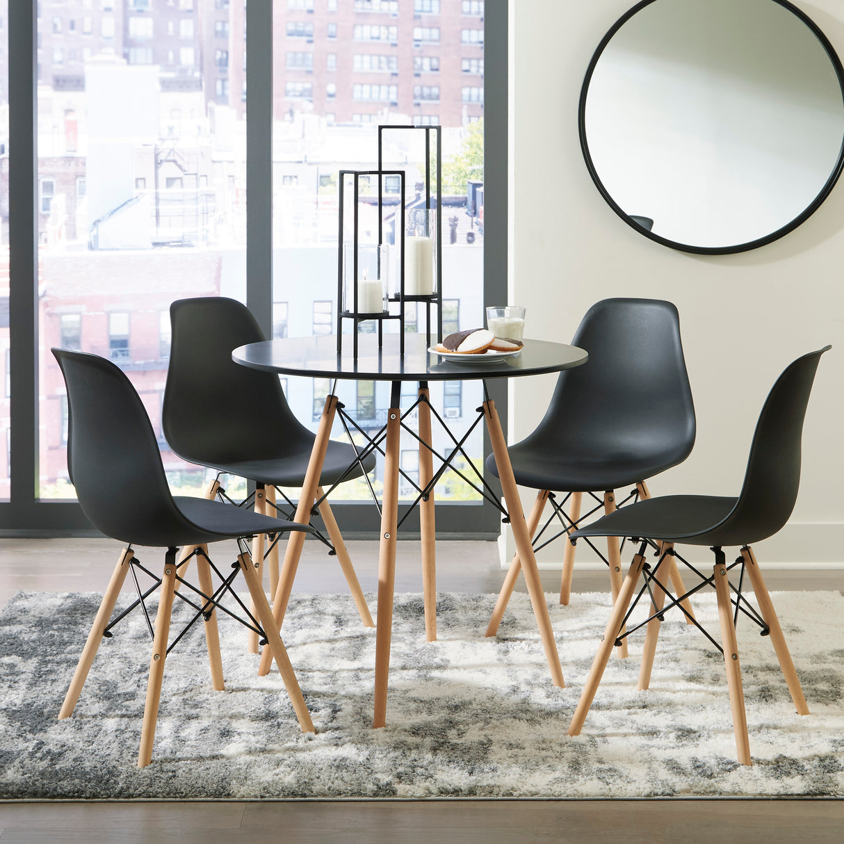 Ensemble de salle à manger avec 4 chaises en plastique moulé noir - Jaspeni