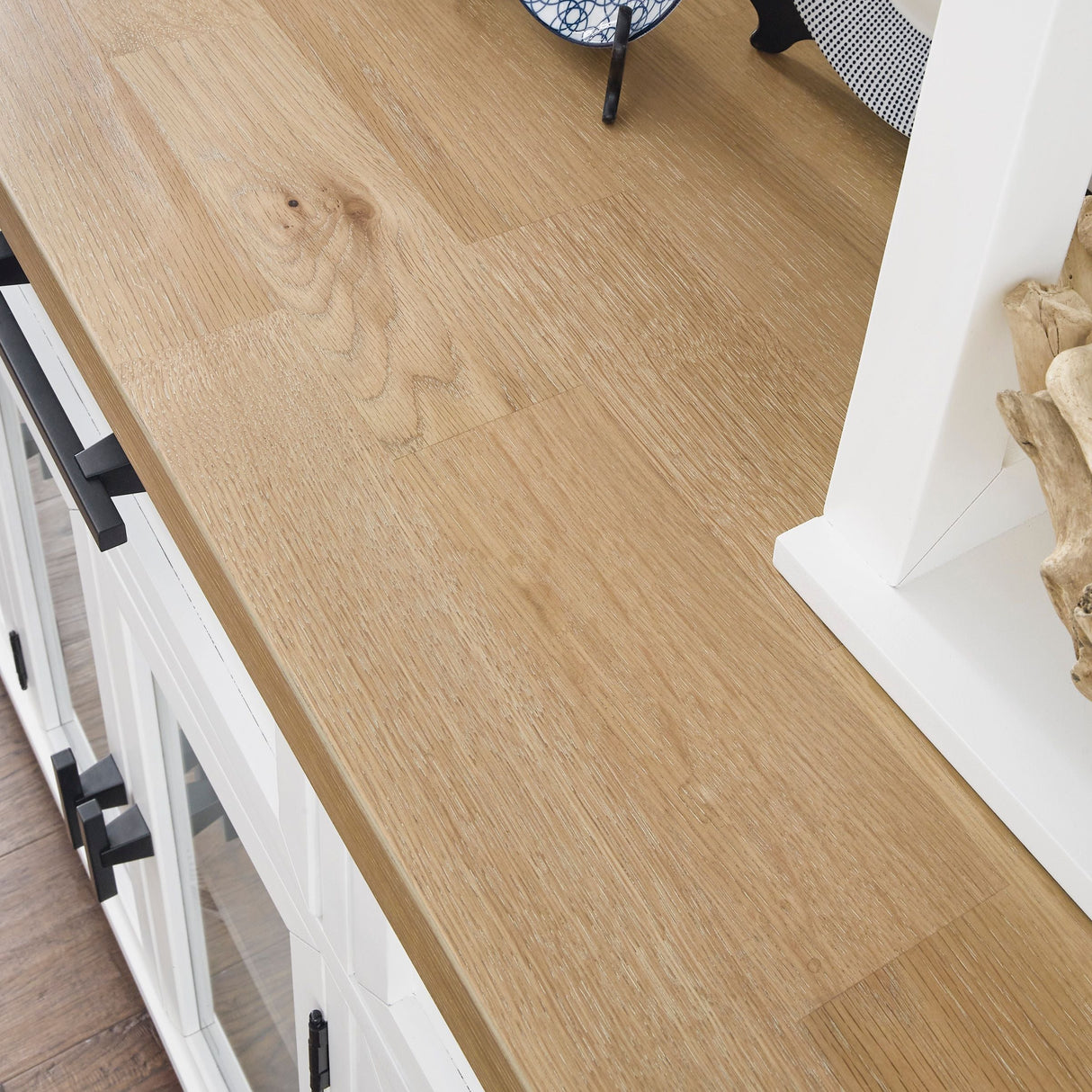 Buffet en bois blanc avec 4 portes et 3 tiroirs - Ashbryn