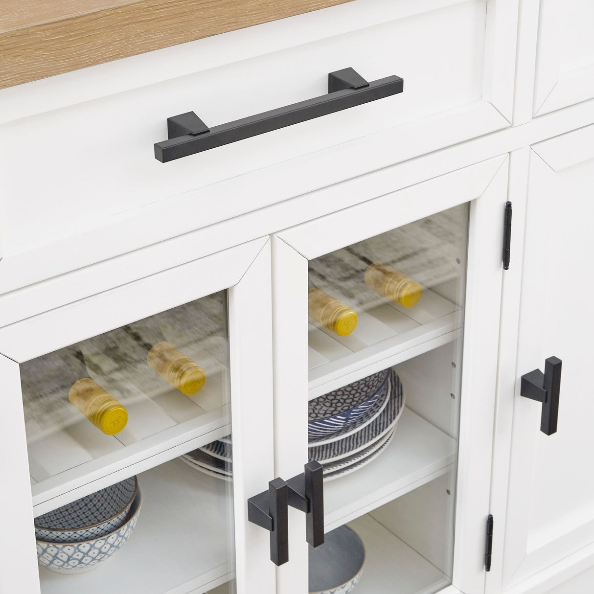 Buffet en bois blanc avec 4 portes et 3 tiroirs - Ashbryn