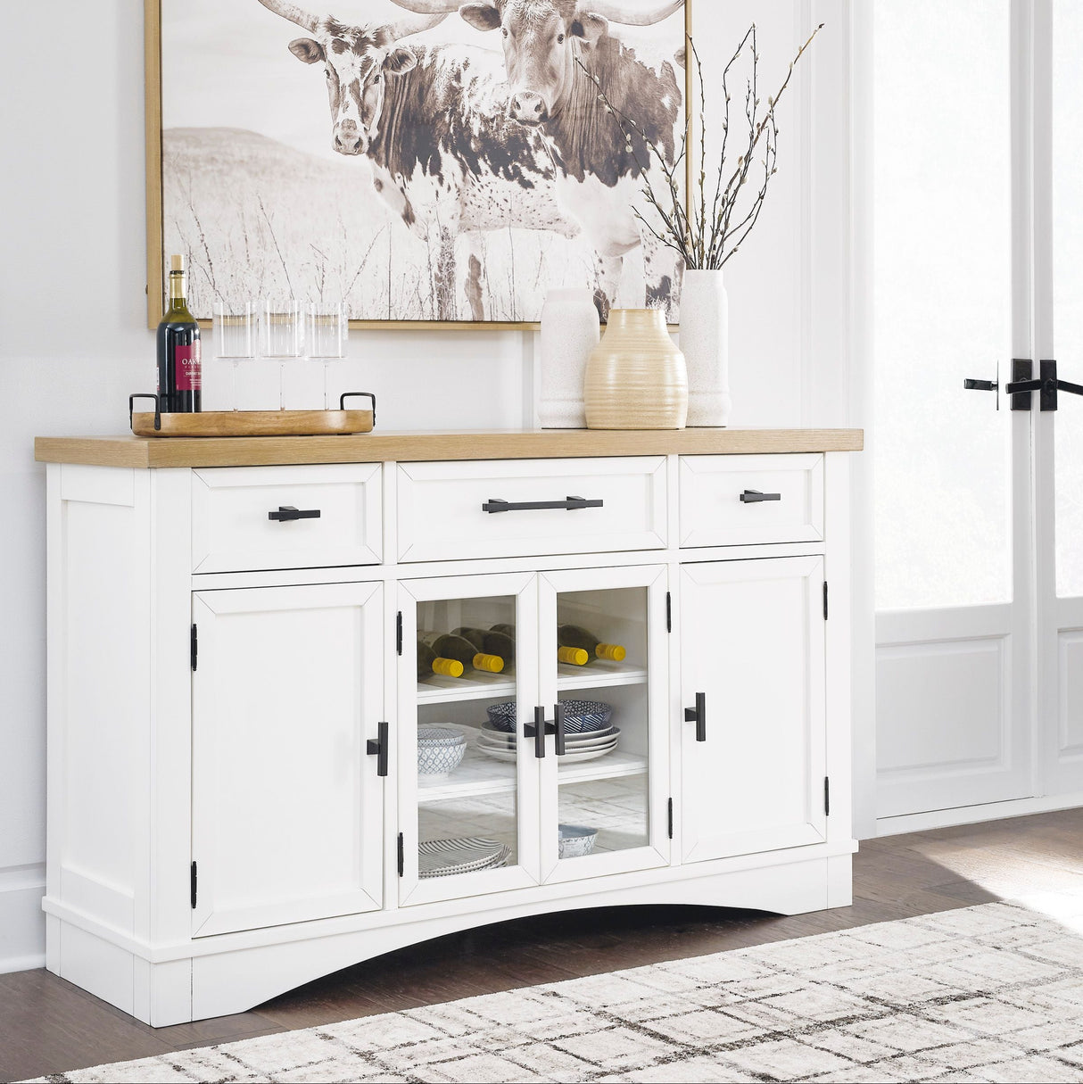 Buffet en bois blanc avec 4 portes et 3 tiroirs - Ashbryn