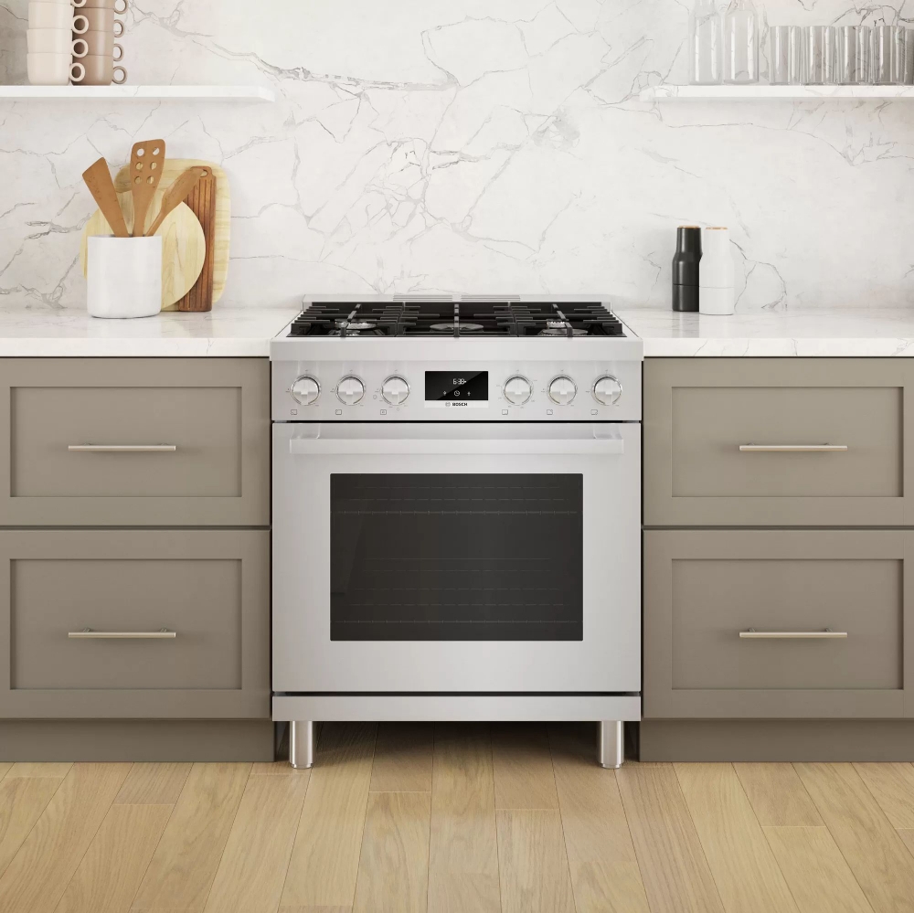 Cuisinière au gaz autoportante 30 po. 3,7 pi³ avec convection Bosch HGS8055UC