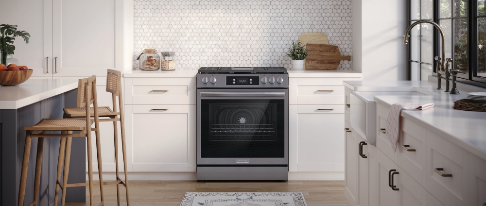 Cuisinière au gaz autoportante 30 po. 6 pi³ avec convection totale Frigidaire Gallery GCFG3060BF