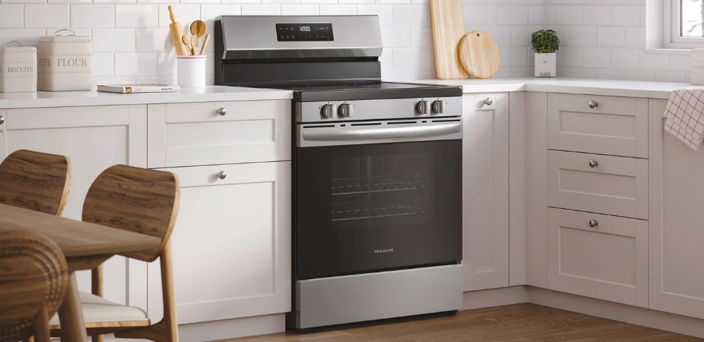 Cuisinière électrique autoportante 30 po. 5,3 pi³ avec EvenTemp™ Frigidaire FCRE306CAS