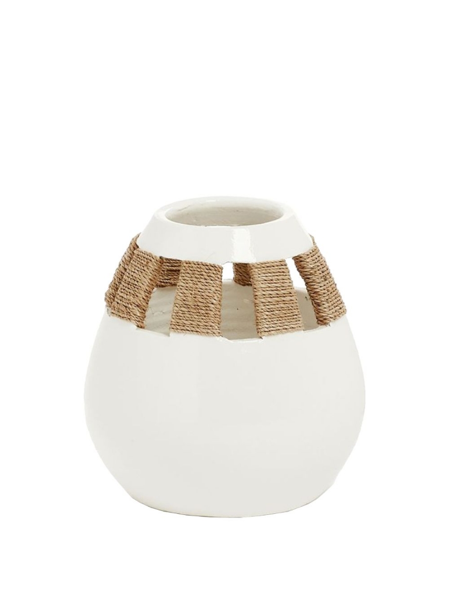 Vase en céramique blanche 10 x 11 po. avec des fibres naturelles Bovi Home 8390172