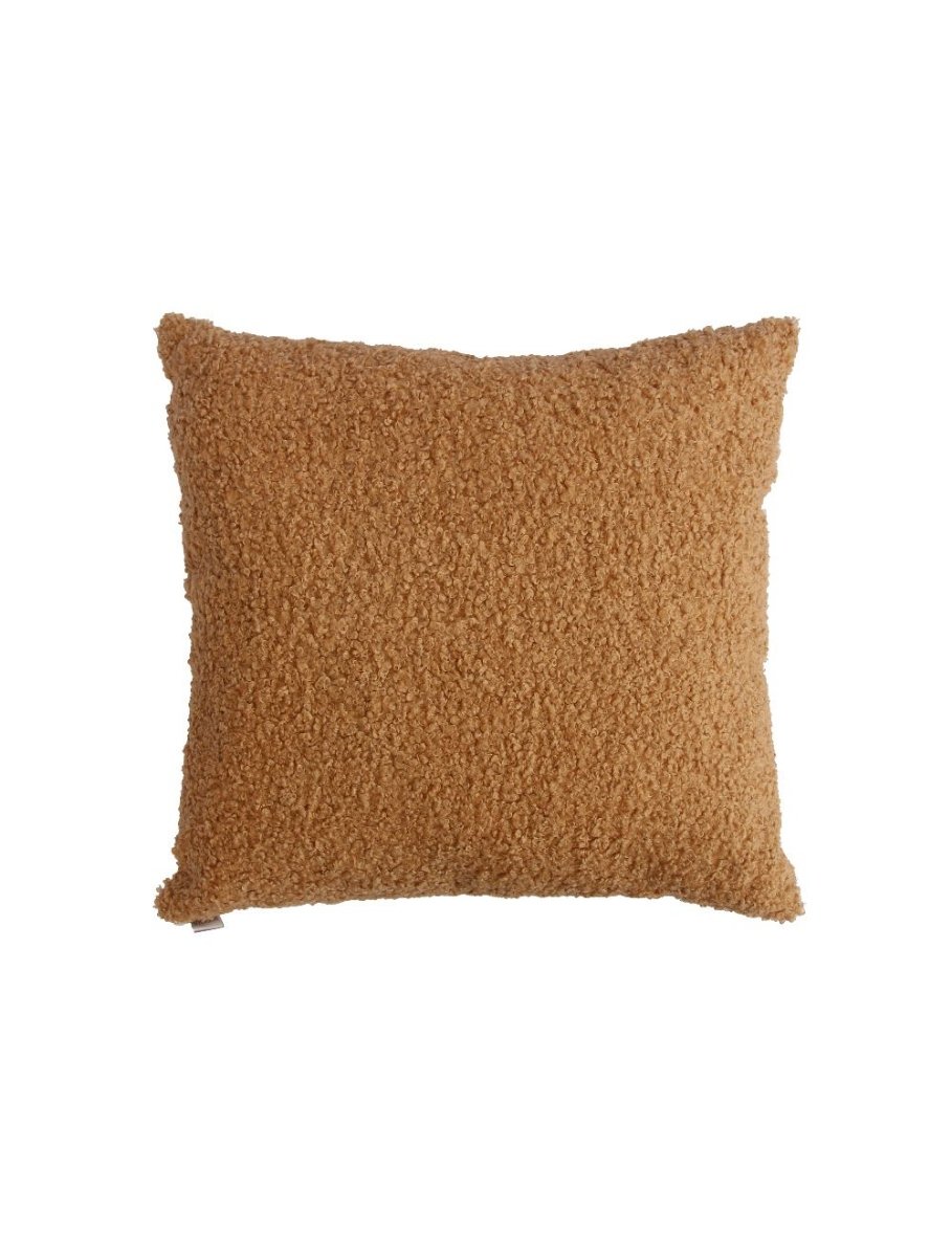 Coussin Brodie 22 x 22 po. en fausse fourrure bouclée camel